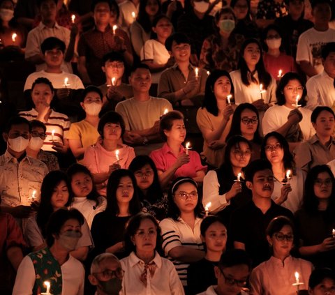 FOTO: Misa Malam Paskah di Gereja Santo Kristoforus Jakarta Berlangsung Khidmat