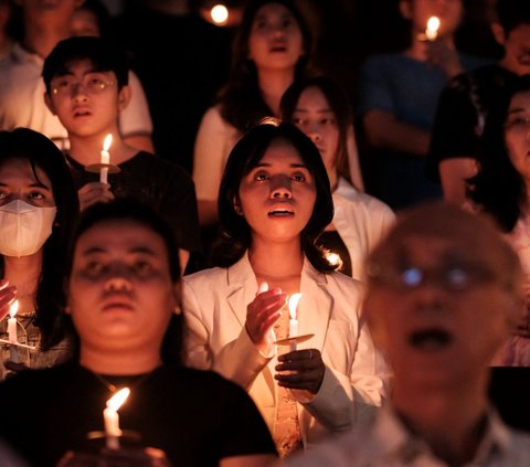 FOTO: Misa Malam Paskah di Gereja Santo Kristoforus Jakarta Berlangsung Khidmat