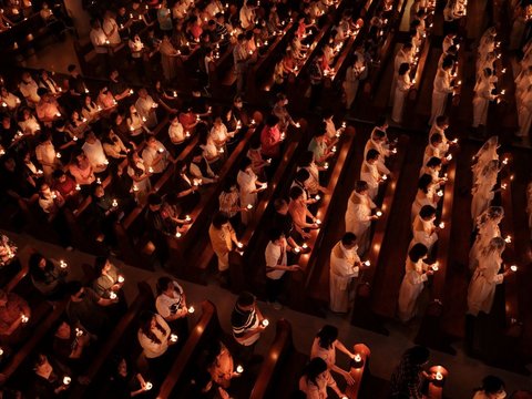 FOTO: Misa Malam Paskah di Gereja Santo Kristoforus Jakarta Berlangsung Khidmat