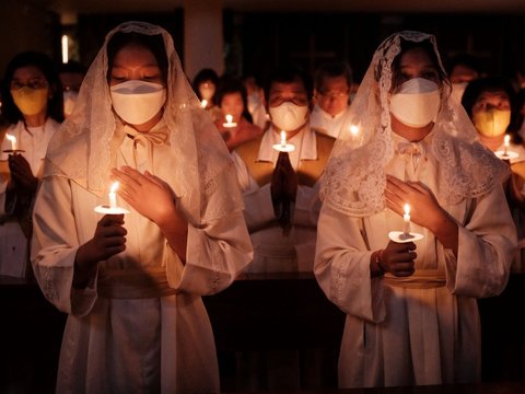 FOTO: Misa Malam Paskah di Gereja Santo Kristoforus Jakarta Berlangsung Khidmat