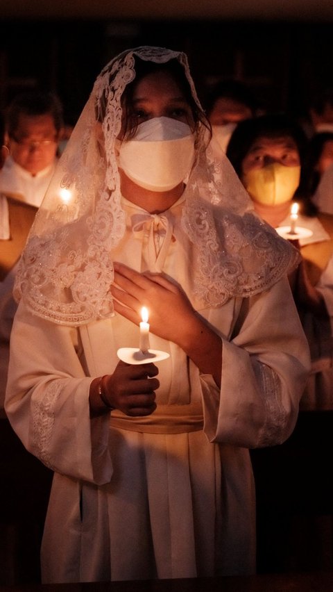 FOTO: Misa Malam Paskah di Gereja Santo Kristoforus Jakarta Berlangsung Khidmat