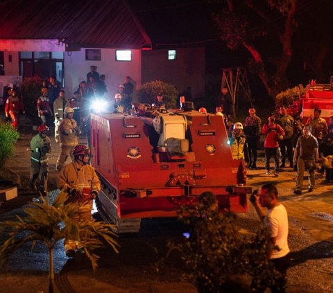 Gudang amunisi milik Kodam Jaya yang terletak di perbatasan Bekasi dan Bogor, Jawa Barat, meledak dan terbakar pada Sabtu (30/3/2024). Kejadian ini membuat tim pemadam mengerahkan mobil robot tambahan.  Foto: Aditya Irawan / AFP<br>