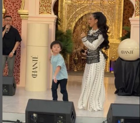 So Cute! Athar Putra Citra Kirana becomes Krisdayanti's Dancer while Singing on Stage