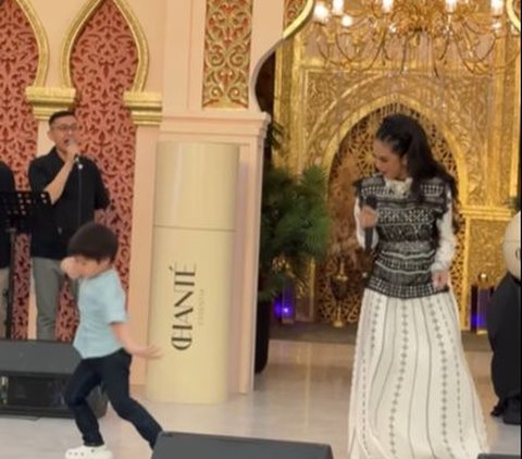 So Cute! Athar Putra Citra Kirana becomes Krisdayanti's Dancer while Singing on Stage