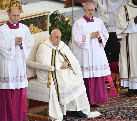 Paus Fransiskus memimpin Misa Paskah sebagai bagian dari perayaan Pekan Suci, di alun-alun Santo Petrus di Vatikan pada 31 Maret 2024.<br>Foto: Tiziana FABI / AFP