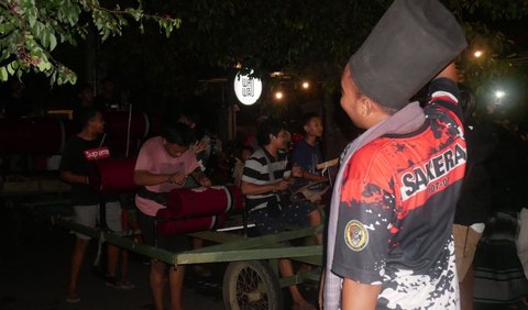 Yang membedakan dengan patrol warga di sini, alat musik patrol khas Lumajang menggunakan kentongan dan seruling bambu.