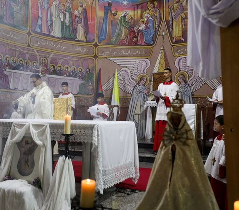 Umat ​​Kristen Palestina mengambil bagian dalam  misa Paskah di Gereja Keluarga Kudus yang digelar di tengah konflik antara Israel dan Hamas yang masih berlanjut, di Kota Gaza, Minggu 31 Maret 2024. Foto: REUTERS / Dawoud Abu Alkas