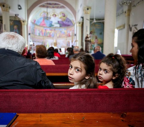 FOTO: Dihantui Bayang-Bayang Agresi Israel, Umat ​​Kristen Palestina Rayakan Misa Paskah dengan Khidmat di Gereja Kota Gaza