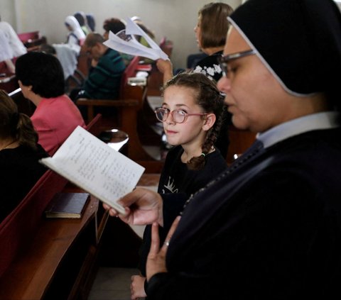 FOTO: Dihantui Bayang-Bayang Agresi Israel, Umat ​​Kristen Palestina Rayakan Misa Paskah dengan Khidmat di Gereja Kota Gaza