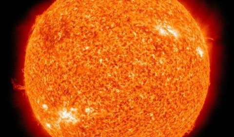 Meskipun terlihat seperti bola, bentuk asli Matahari tidak sepenuhnya berbentuk seperti itu. Matahari bukanlah sebuah objek padat karena ia terbuat dari plasma.