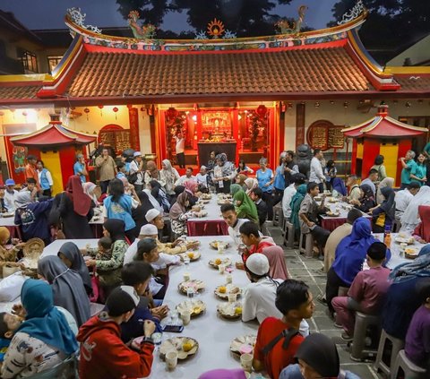 Sejumlah penyandang disabilitas Kota Bogor mengikuti acara santunan dan buka puasa bersama di Vihara Dhanagun, Kota Bogor, Jawa Barat, Minggu (31/03/2024). Foto: merdeka.com / Arie Basuki