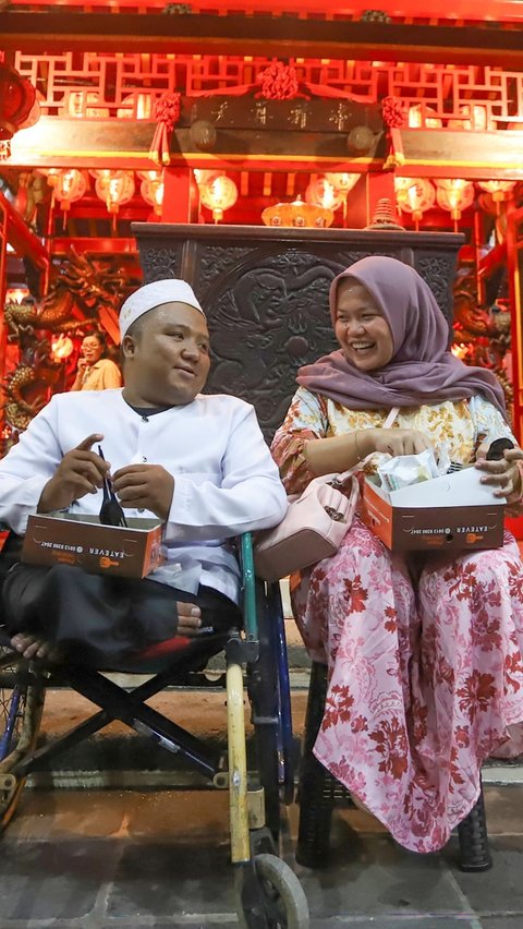 Salah satu pasangan disabilitas saat menikmati hidangan buka puasa bersama di Vihara Dhanagun, Bogor. Foto: merdeka.com / Arie Basuki