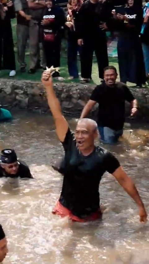 Kenalan dengan Tradisi Ngubek Empang, Cara Unik Silaturahmi Ala Warga Depok di Kolam Ikan