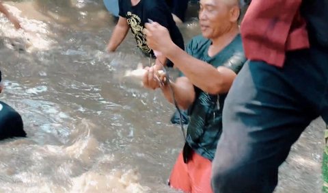 Menangkap Ikan dengan Tangan Kosong