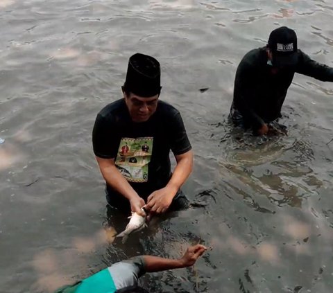 Kenalan dengan Tradisi Ngubek Empang, Cara Unik Silaturahmi Ala Warga Depok di Kolam Ikan