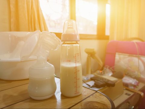 Mixing Expressed Breast Milk from Different Days, Is It Safe?