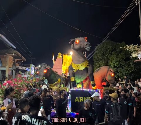 Uniknya Cara Warga Cirebon Sambut Malam Takbiran, Arak Patung Raksasa Berhiaskan Lampu dan Bendera