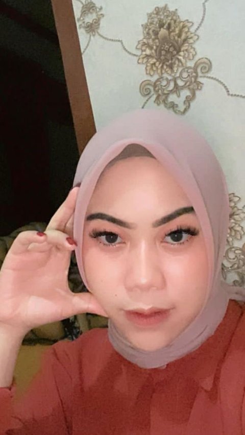 She is willing to become the second wife and has to be willing to share love with Nyai Ehan, the first wife of Gus Samsudin.