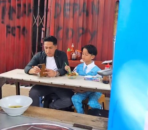 10 Potret Mengharukan Irfan Hakim Tak Menyangka Ditraktir Makan Mie Ayam oleh Anak Bungsunya yang Masih SD
