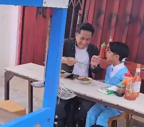 10 Potret Mengharukan Irfan Hakim Tak Menyangka Ditraktir Makan Mie Ayam oleh Anak Bungsunya yang Masih SD