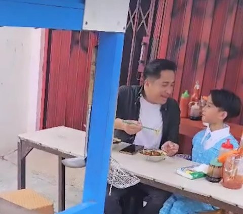 10 Potret Mengharukan Irfan Hakim Tak Menyangka Ditraktir Makan Mie Ayam oleh Anak Bungsunya yang Masih SD