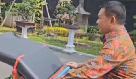 Dudung dan Kenryu bermain becak di lingkungan rumahnya. Sang cucu sampai kegirangan saat berada di atas becak.