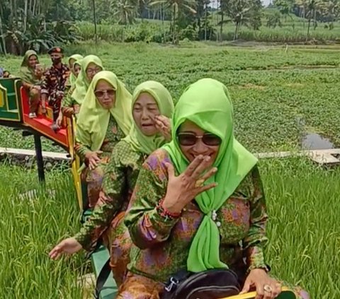 Viral Aksi Rombongan Emak-emak Naik Wahana Kereta di Sawah, Momen Bahagia Curi Perhatian