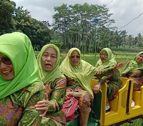 Viral Aksi Rombongan Emak-emak Naik Wahana Kereta di Sawah, Momen Bahagia Curi Perhatian