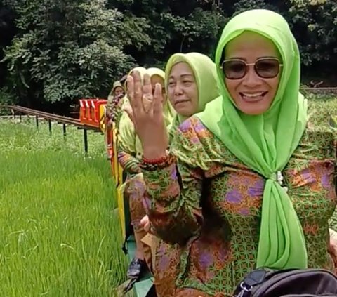 Viral Aksi Rombongan Emak-emak Naik Wahana Kereta di Sawah, Momen Bahagia Curi Perhatian