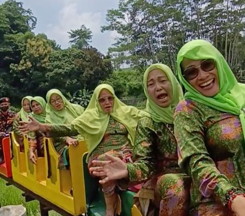 Viral Aksi Rombongan Emak-emak Naik Wahana Kereta di Sawah, Momen Bahagia Curi Perhatian