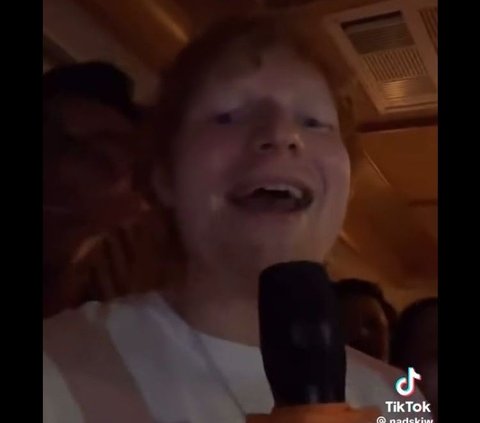 Viral Momen Wanita Karaokean Lagu Ed Sheeran Tiba-tiba Didatangi Artisnya Langsung, Heboh Nyanyi Bareng