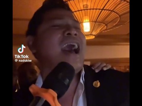 Viral Momen Wanita Karaokean Lagu Ed Sheeran Tiba-tiba Didatangi Artisnya Langsung, Heboh Nyanyi Bareng