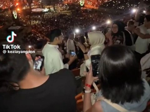 Momen Pria Lamar Kekasih di Konser Ed Sheeran Ini Viral, Bikin Iri