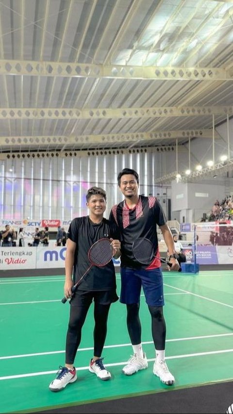 Jirayut bermain badminton dengan legenda bulu tangkis Indonesia, Tontowi Ahmad.