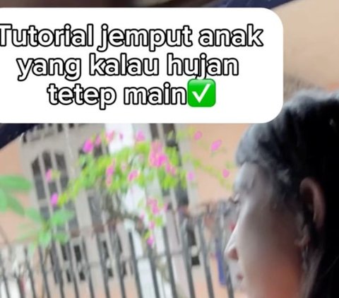 Viral Momen Seorang Ibu Jemput Anaknya yang Asyik Main saat Hujan, Teriak Pakai Mic