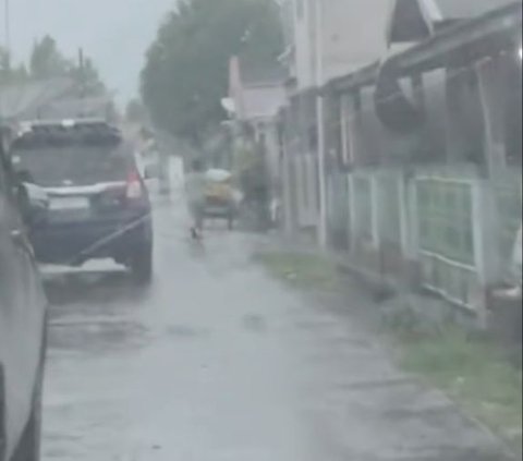 Viral Momen Seorang Ibu Jemput Anaknya yang Asyik Main saat Hujan, Teriak Pakai Mic