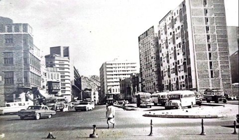 Saat itu, belum banyak gedung bertingkat hingga bangunan yang modern. Sekilas, Kota Mekkah juga masih nampak sepi. 