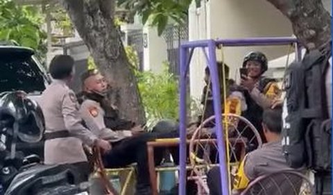 Seperti melansir dari video unggahan akun Instagram @abdinegaranews, dua polisi itu asyik bermain dan menaiki putaran anak TK.<br>