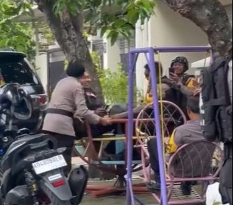 Asyik Dua Polisi Berseragam Lengkap Main Putaran Anak TK, Sang Polwan Megang Kendali