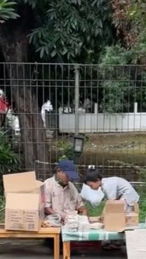 Viral Momen Bocah Jualan Ditemani Sang Kakek, Bahagia saat Dagangannya Diborong