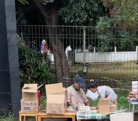 Viral Momen Bocah Jualan Ditemani Sang Kakek, Bahagia saat Dagangannya Diborong