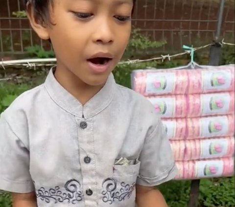 Viral Momen Bocah Jualan Ditemani Sang Kakek, Bahagia saat Dagangannya Diborong