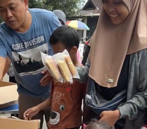 Viral Momen Bocah Jualan Ditemani Sang Kakek, Bahagia saat Dagangannya Diborong