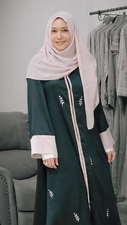 Choose Straight Abaya or Loose Cut for a Syar'i Look.