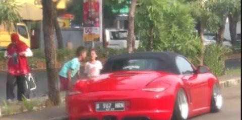 Izinkan Anak Kecil Masuk Mobil Mewahnya, Aksi Pria Ini Tuai Pujian Warganet