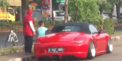 Izinkan Anak Kecil Masuk Mobil Mewahnya, Aksi Pria Ini Tuai Pujian Warganet