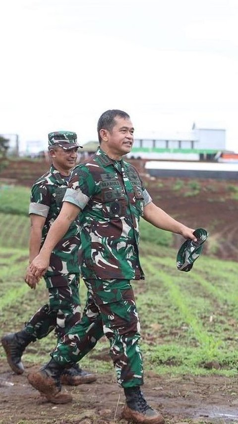 Momen Keseruan Kasad Maruli Nyanyi 'Cucak Rowo' Bareng Prajurit, Sang Jenderal Asik Berjoget jadi Sorotan