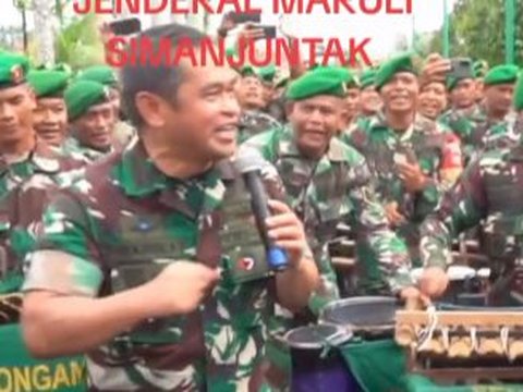Mikrofon berada di tangan, sang jenderal ikut bernyanyi lagu 'Cucak Rowo' sembari asyik melempar senyuman. <br>