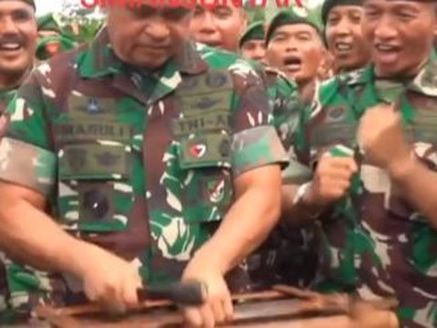 Momen Keseruan Kasad Maruli Nyanyi 'Cucak Rowo' Bareng Prajurit, Sang Jenderal Asik Berjoget jadi Sorotan