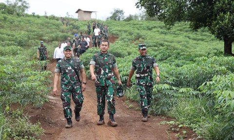 Momen Keseruan Kasad Maruli Nyanyi 'Cucak Rowo' Bareng Prajurit, Sang Jenderal Asik Berjoget jadi Sorotan